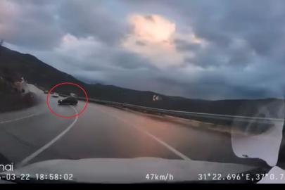 Kayganlaşan yolda kontrolden çıktı, faciadan dönülen o anlar araç kamerasına yansıdı