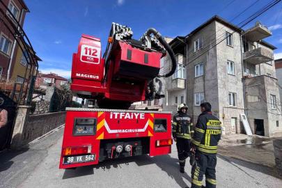 Kayseri’de ev yangını: 2 kişi dumandan etkilendi
