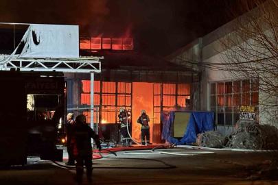 Kayseri’de mobilya atölyesi alevlere teslim oldu