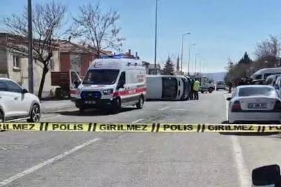 Kayseri’de otomobille çarpışan öğrenci servisi yan yattı