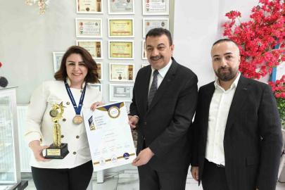 Kayserili pasta şefi Yunanistan’da Türk bayrağını dalgalandırdı