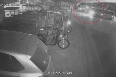 Kaza yapan otel servisi, park halindeki araçların üzerine devrildi