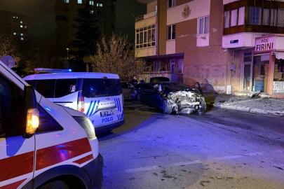 Kazada savrulan otomobil duvarı yıktı