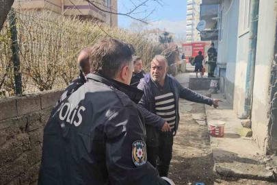 Kendini tehlikeye atan polis yangının büyümesini önledi