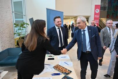Kepez’de iş arayanlarla işverenler aynı çatı altında buluştu
