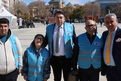 Kırşehir’de özel bireylerden kadınlara gül ve karanfil