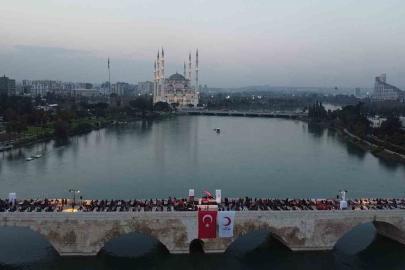 Kızılay’ın geleneksel Taşköprü iftarında binlerce kişi aynı sofrada buluştu