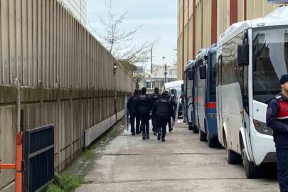 Kocaeli’de 3 kişinin öldüğü silahlı saldırıya ilişkin 9 şüpheli adliyede