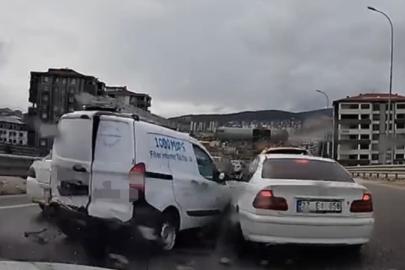 Kontrolden çıkan araç, önündeki 4 araca çarptı: O anlar kamerada