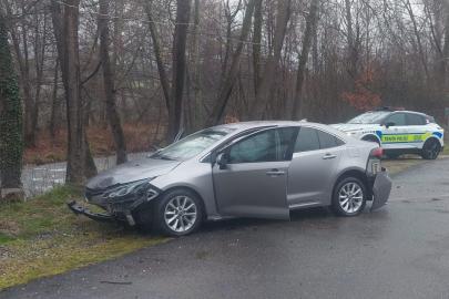 Kontrolden çıkan otomobil alt yola uçtu: 3 yaralı