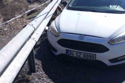 Kontrolden çıkan otomobil bariyerlere çarptı