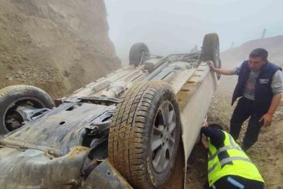 Kontrolden çıkan otomobil DESKİ tarafından açılan çukura yuvarlandı; 1 yaralı