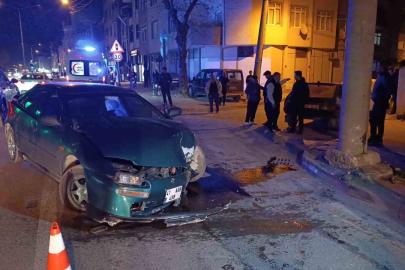 Kontrolden çıkan otomobil direğe çarptı: 3 yaralı