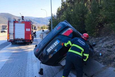Kontrolden çıkan otomobil su kanalına devrildi