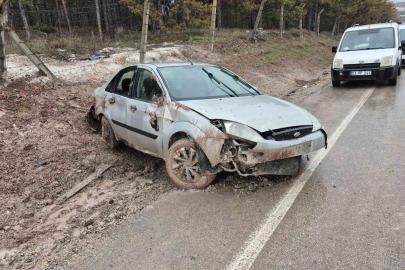 Kontrolden çıkan otomobil yol kenarına savruldu: 3 yaralı