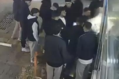 Konuşuyormuş gibi yapıp aniden yumruk attı, ortalık meydan muharebesini aratmadı