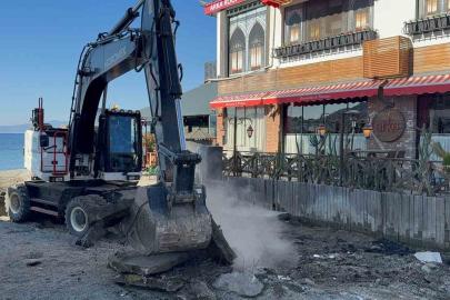 Kumbahçe sahilinde işgalden temizleniyor