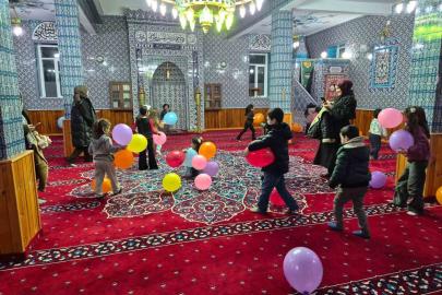 Kur’an kursuna giden minikler oruçlarını camide açtı