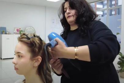 Kursiyer kadın, kendi kuaför dükkanını açtı