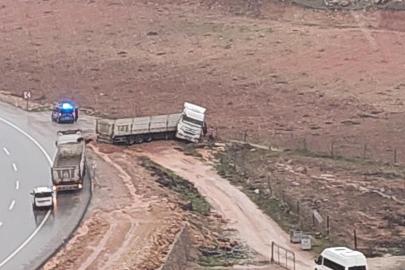 Kurtalan’da kontrolden çıkan kamyon yol kenarına savruldu