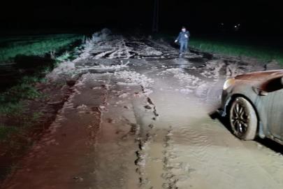 Kurtalan’da otomobil çamura saplandı
