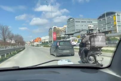 Kuryenin yardımına otomobil sürücüsü çekme halatıyla yetişti