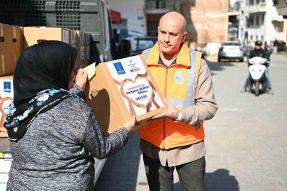 Kuşadası Belediyesi’nden 3 bin 500 aileye Ramazan yardımı