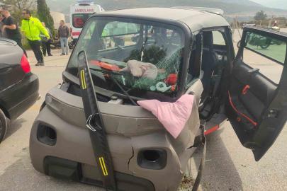 Kuşadası’nda otomobil ile elektrikli araç kafa kafaya çarpıştı: 4 yaralı