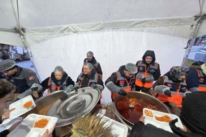 Kütahya AFAD gönüllülerinden iftar çadırında yemek dağıtımı