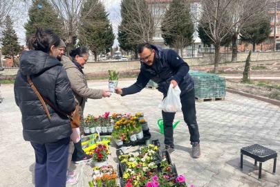 Kütahya Tavşanlı’da bayram öncesi mezarlıkta çiçek yoğunluğu