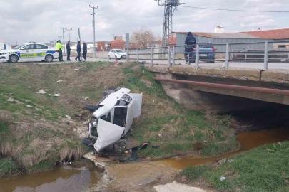 Kütahya’da otomobille çarpışan araç dereye uçtu: 3 yaralı