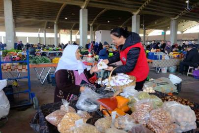 Kuyucak Belediyesi pazaryerinde kadınların gününü kutladı