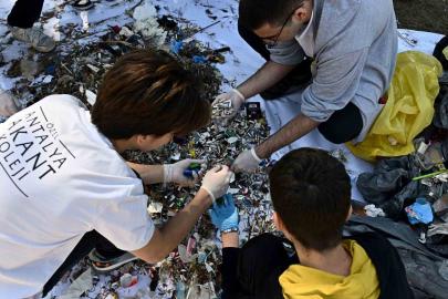 Lara Sahili’nde öğrencilerden bilimsel temizlik