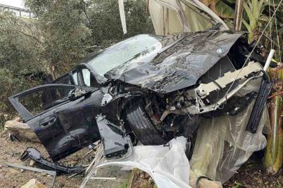 Lüks otomobil seraya daldı aynı noktada 3 günde ikinci kaza: 4 yaralı