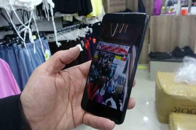 Mağaza açılışında indirim izdihamında birbirini ezdiler