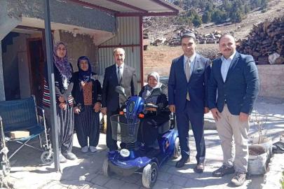 Mahalleli birleşti, engelli kadına akülü tekerlekli sandalye aldı