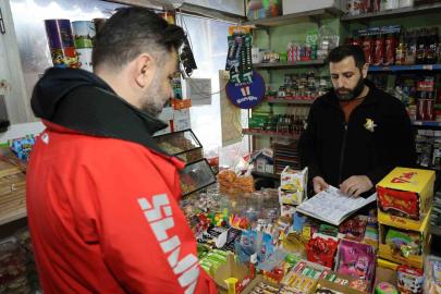Mahallenin bakkal borcunu ödeyip, veresiye defterini yaktı