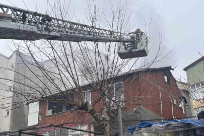 Maltepe’de korkutan çatı yangını: 2 kişi tahliye edildi