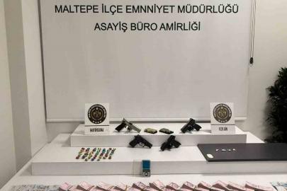 Maltepe’de uyuşturucu operasyonu: Manyetik kartlı zuladan yüklü miktarda para ve silah çıktı