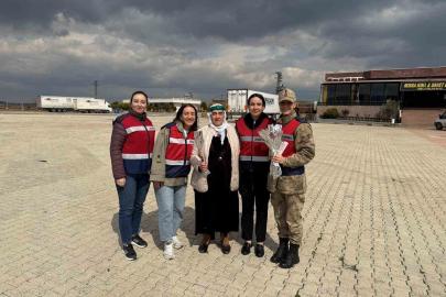 Mardin’de jandarma kadın sürücüleri karanfille karşıladı, KADES’i anlattı