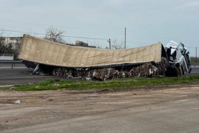 Mardin’de karton yüklü tır devrildi: 1 yaralı