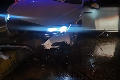 Mardin’de otomobil refüje çarptı: 2 yaralı