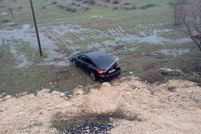 Mardin’de şarampole yuvarlanan otomobildeki 2 kişi yaralandı