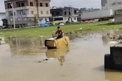 Mardin’de yağmur suyu birikintisinde "buzdolabı kasası kayık" keyfi