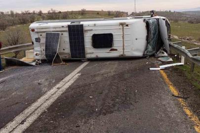 Mazıdağı-Derik karayolunda minibüs devrildi