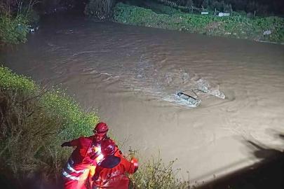Menderes’te araç dereye uçtu, İzmir itfaiyesi seferber oldu