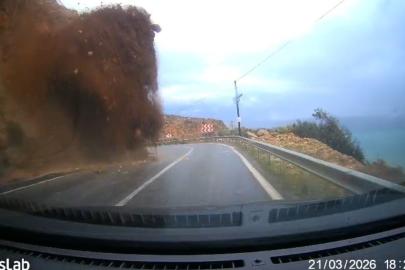 Mersin-Antalya yolundaki heyelan araç kamerasında