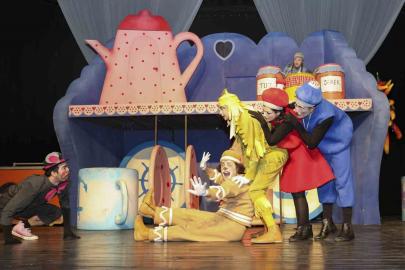 Mersin’de ‘Bisküvi Adam’ oyunu miniklerle buluştu