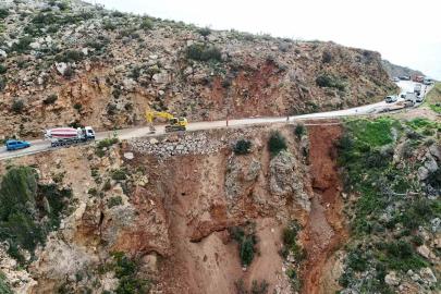 Mersin’de çöken yolda çalışmalar sürüyor: Mersin-Antalya yolunda trafik kontrollü sağlanıyor