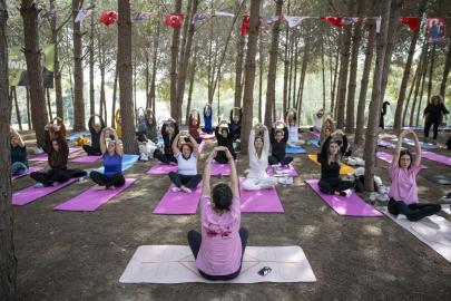 Mersin’de kadınlar doğada yoga ve sanatla buluştu